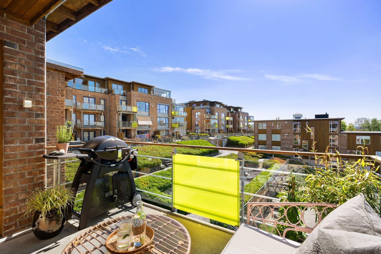 Det er fin plass til en sittegruppe på det støpte dekket, og balkongen har høye, tette levegger og rekkverk i stål med store glassflater Galleribilde