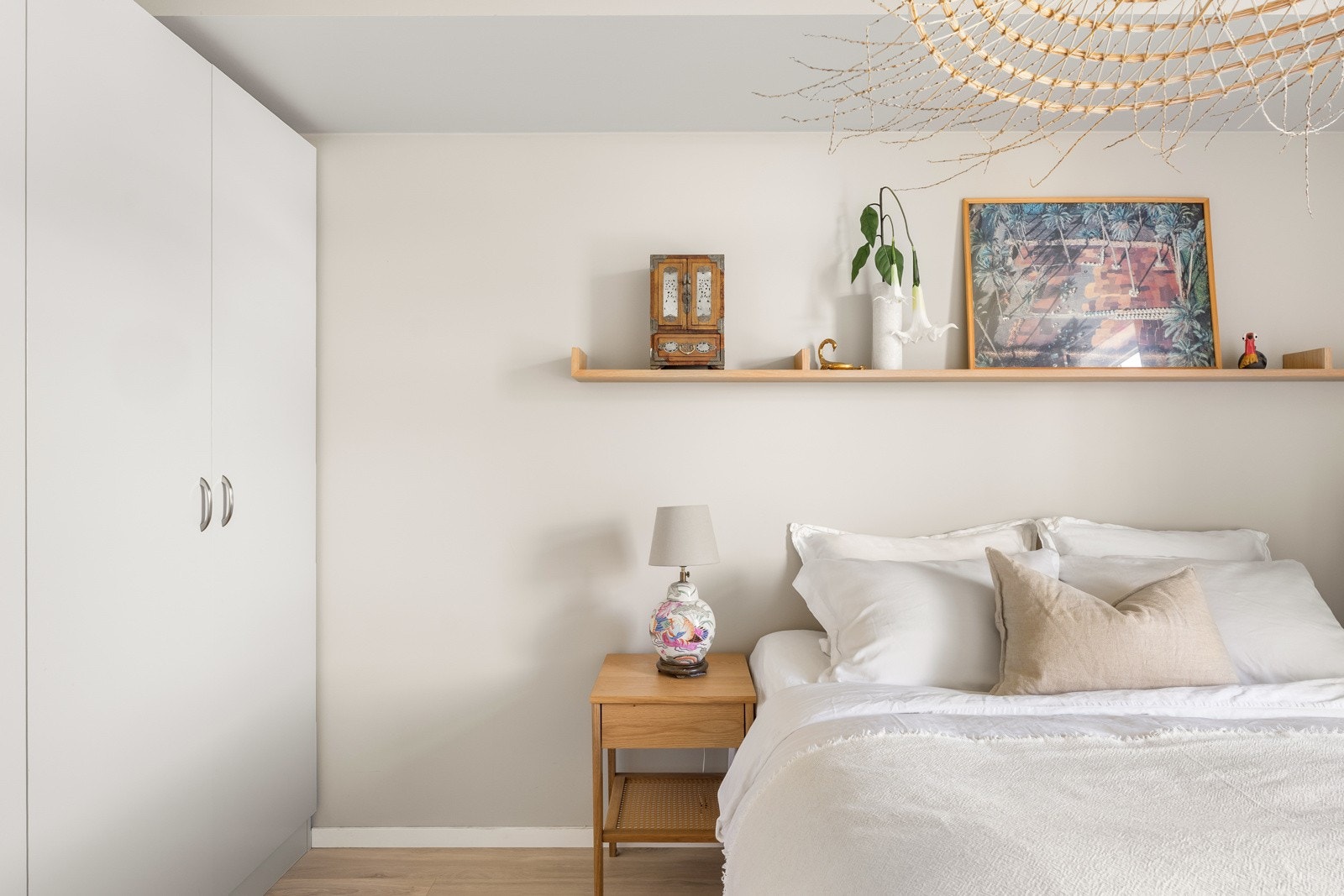 Begge soverommene har garderobeskap, og leiligheten har for øvrig oppbevaring- og lagringsplass i en innebod og i en disponibel kjellerbod på ca. 5 kvm Galleribilde