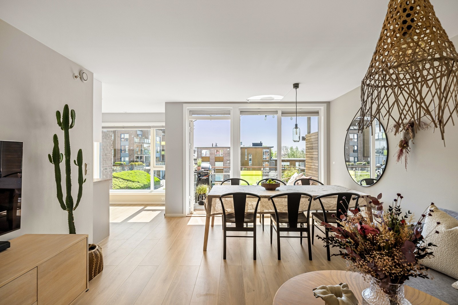 Stuen ligger i dels åpen løsning med kjøkkenet, og sammen danner de et luftig og innbydende allrom med unik, naturlig lyssetting Galleribilde