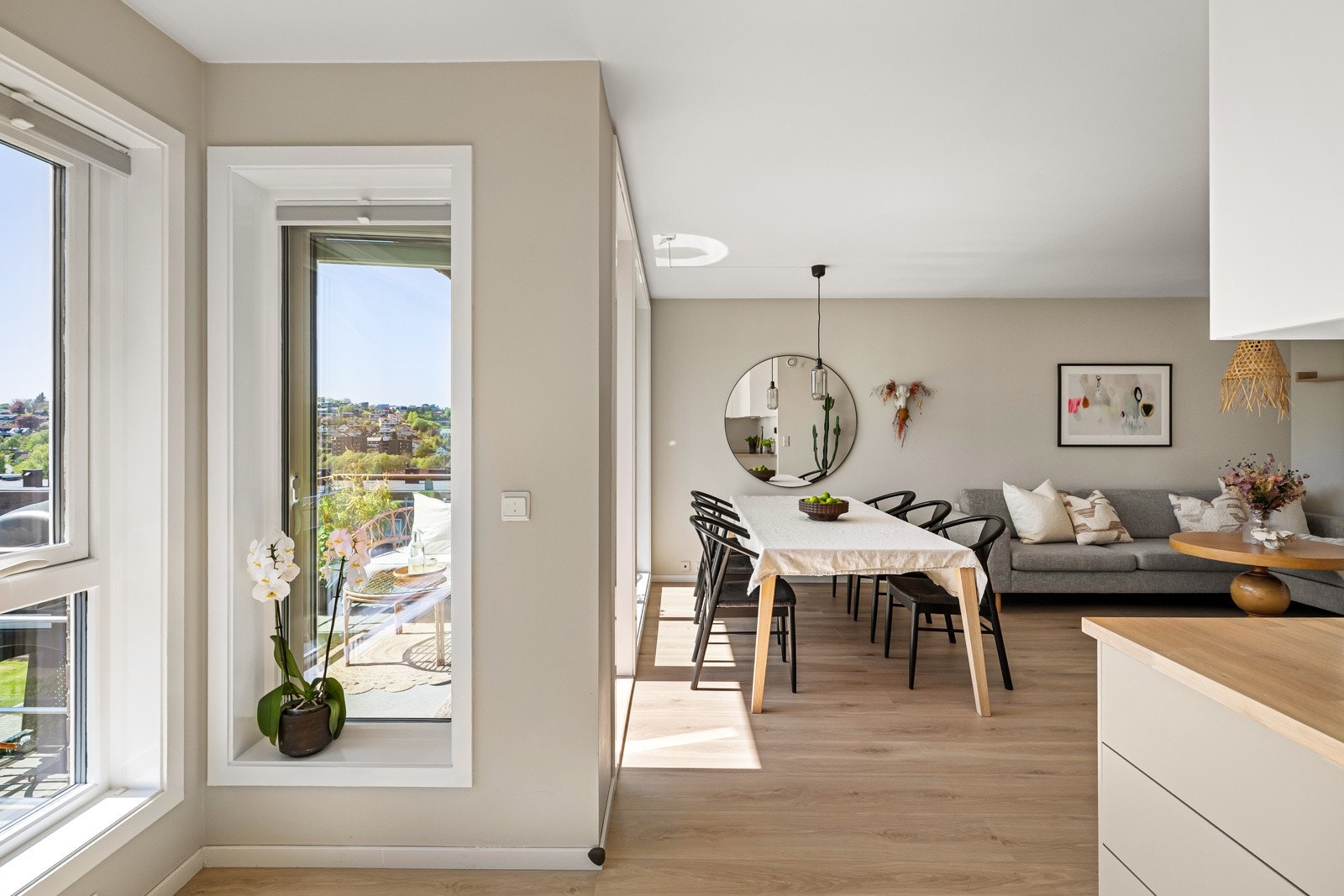 Videre er kjøkkenet utstyrt med integrerte hvitevarer, oppvaskmaskin, kjøleskap, stekeovn og induksjonstopp, samt ventilator, benkestikk og god arbeidsbelysning Galleribilde