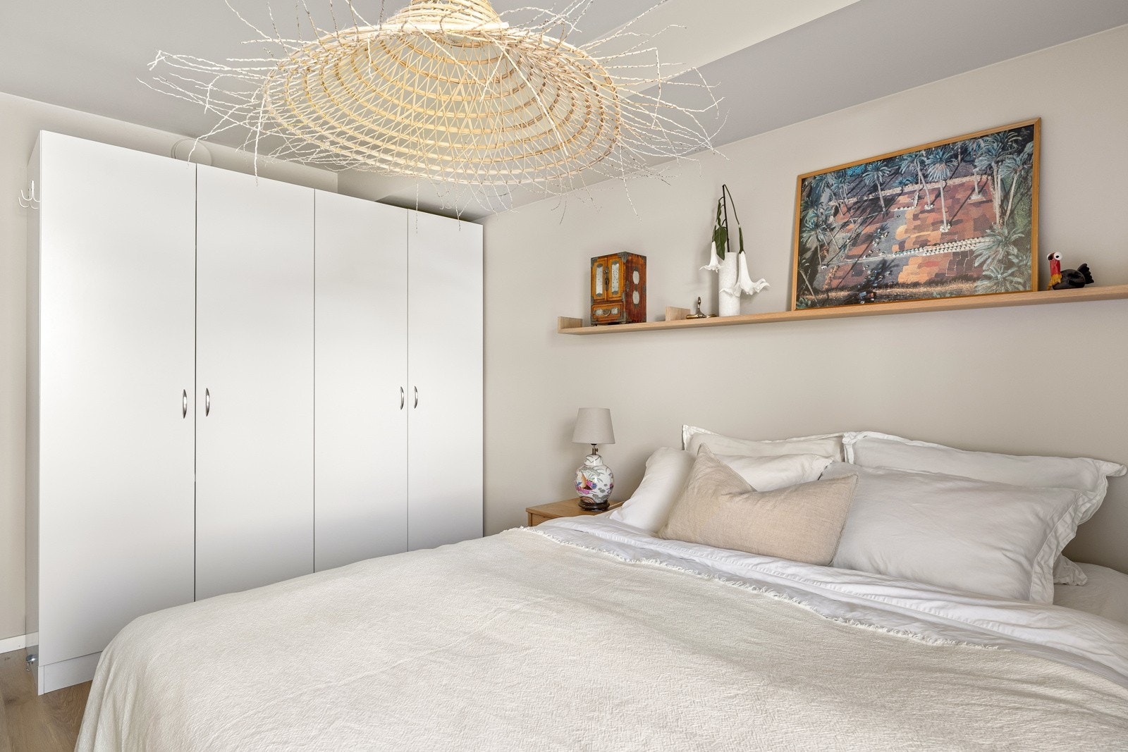 Det er to pene soverom i leiligheten, og begge har store nordøstvendte vinduer som sørger for rikt, naturlig lysinnslipp Galleribilde