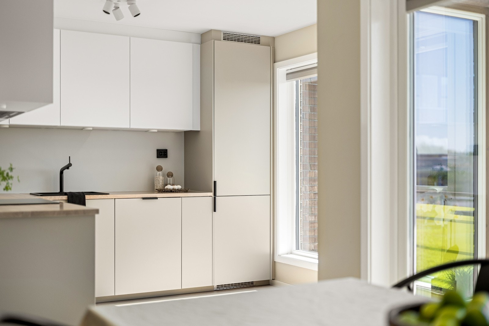 Kjøkkenet, som var nytt i 2023, har et stilfullt og moderne design med gode benkeflater og rikelig med oppbevaringsplass Galleribilde