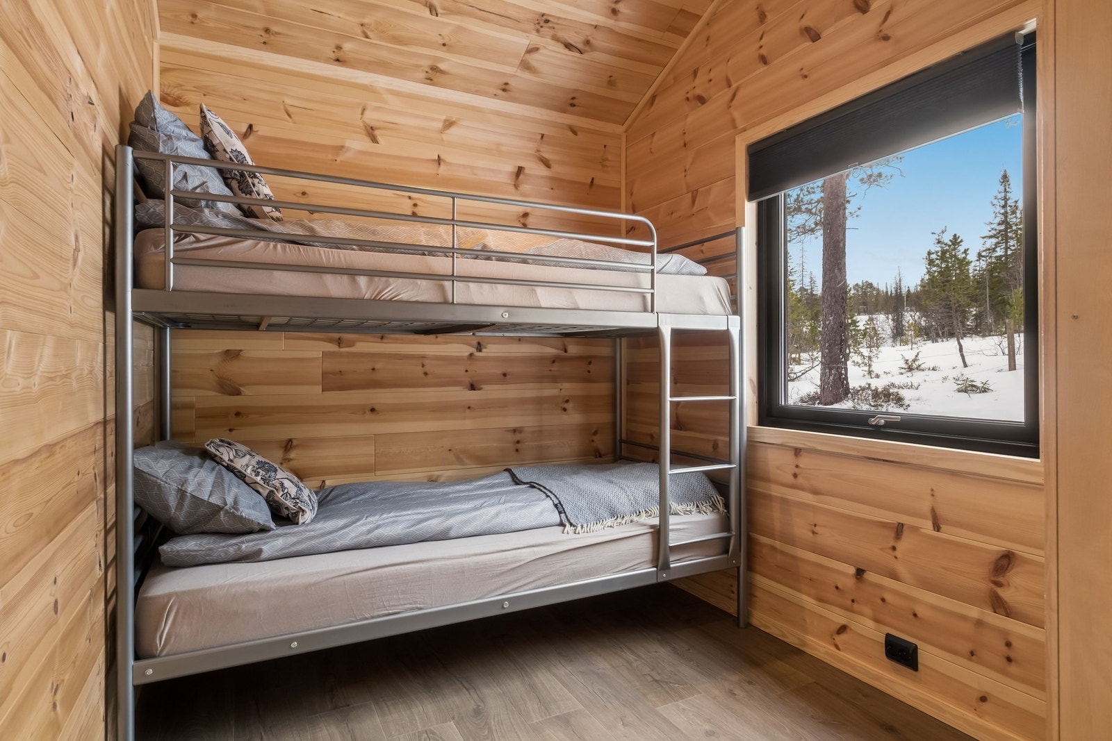 Hytta er ikke langt i fra Grova Skisenter, som tilbyr milevis av nyoppkjørte skiløyper på vinterstid og rulleskiløype rundt stadionområdet på sommerstid. Galleribilde