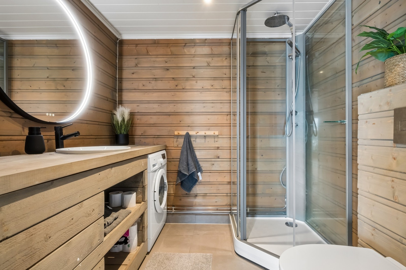 Badet ble renovert i 2020. Her er det flislagt gulv med behagelig varme og lasert panel på veggene. Galleribilde
