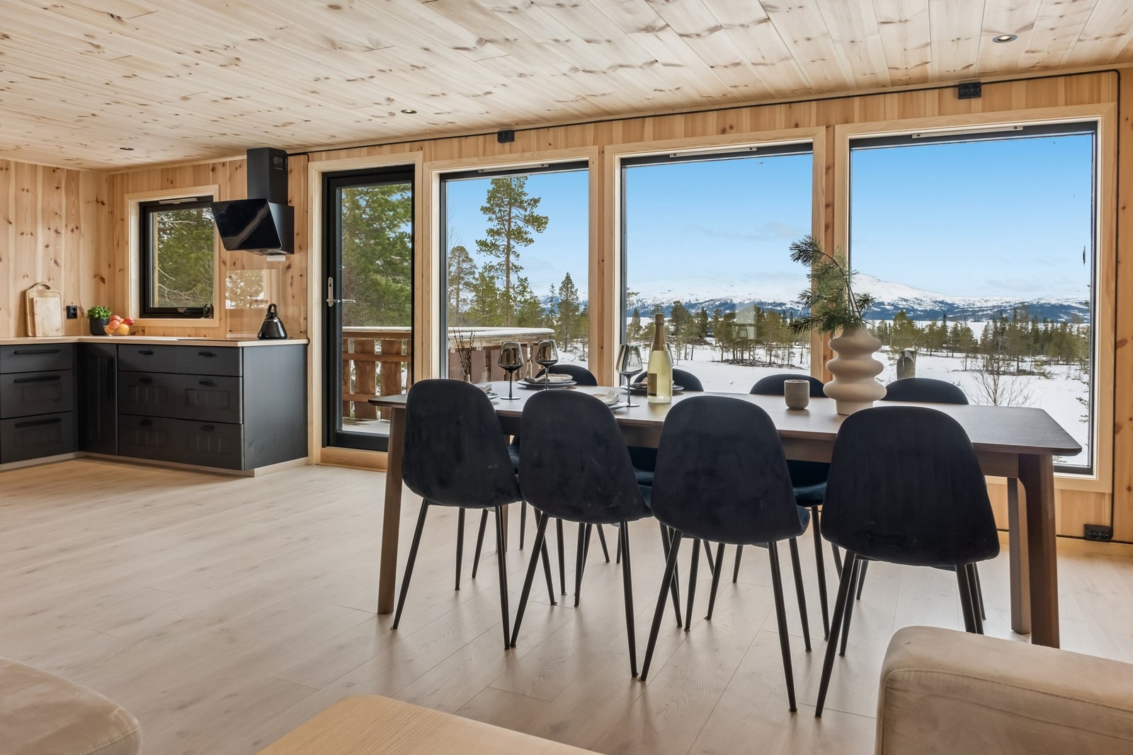 Fra stuen har du direkte adgang til veranda hvor du enkelt kan nyte vakre finværsdager. Galleribilde