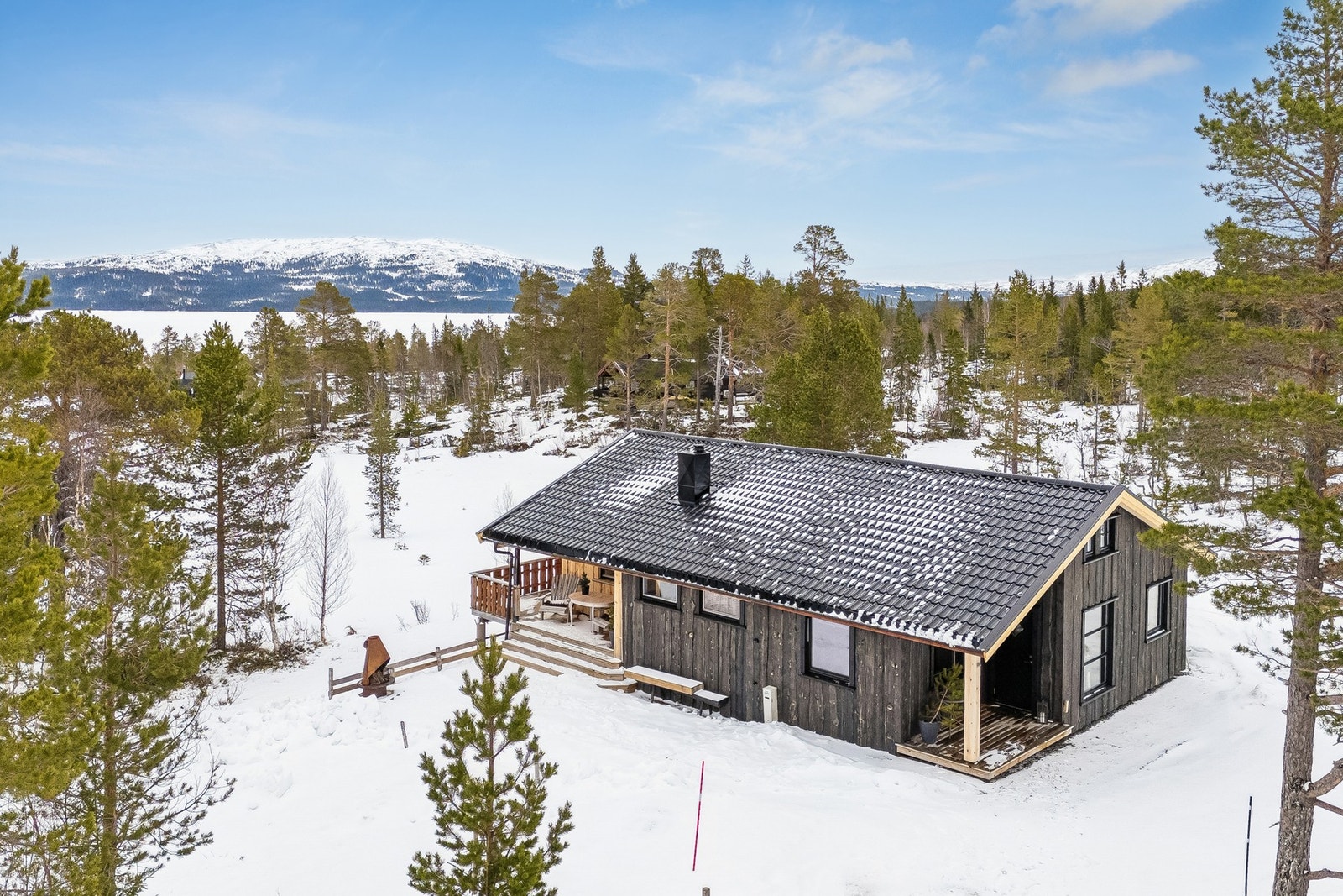 Utenfor hytten har du oppstillingsplasser like ved inngangen, noe som gir enkel og effektiv adkomst. Galleribilde