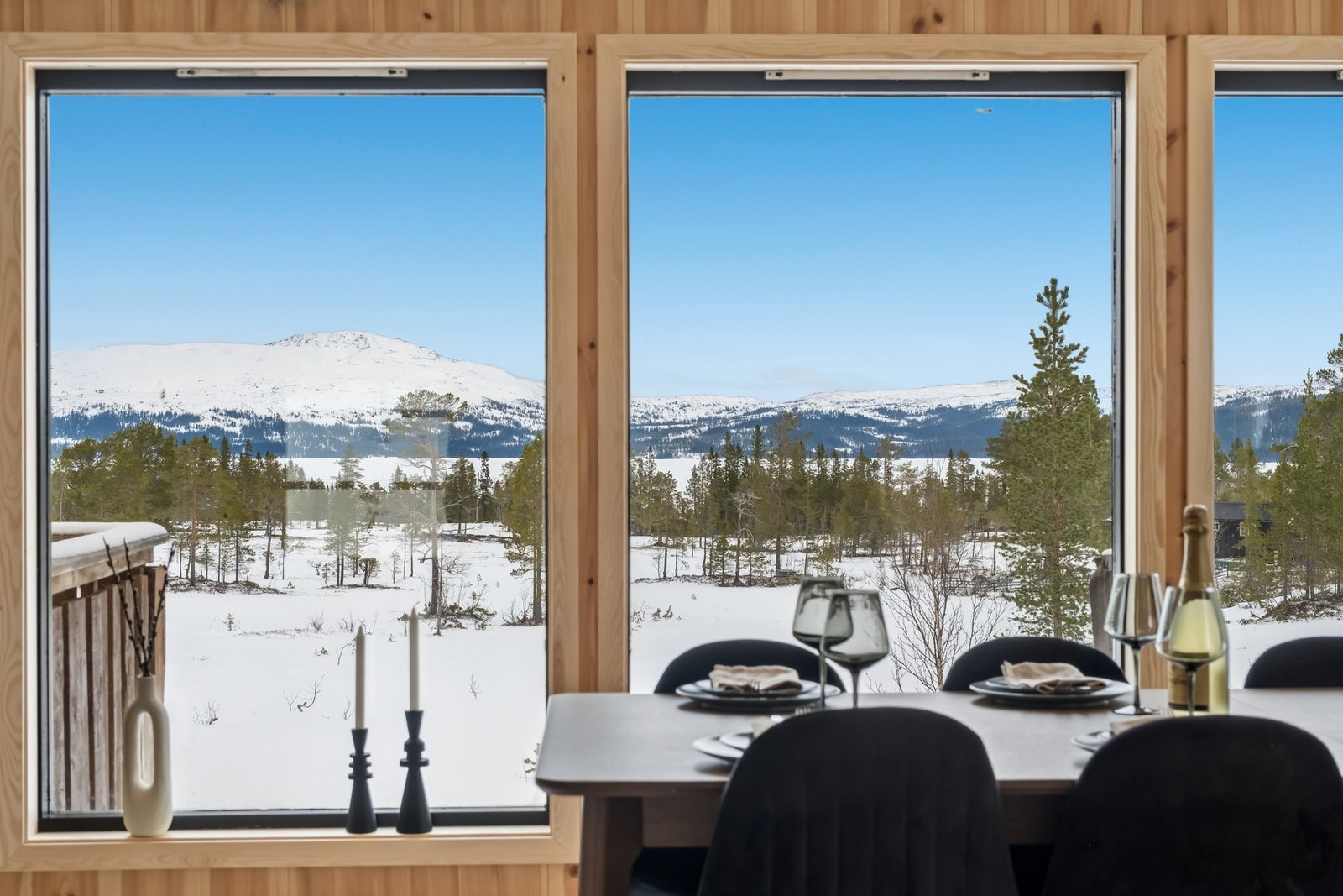 De store vinduene gir et naturlig og fint lysinnslipp og fin utsikt mot feren. Galleribilde