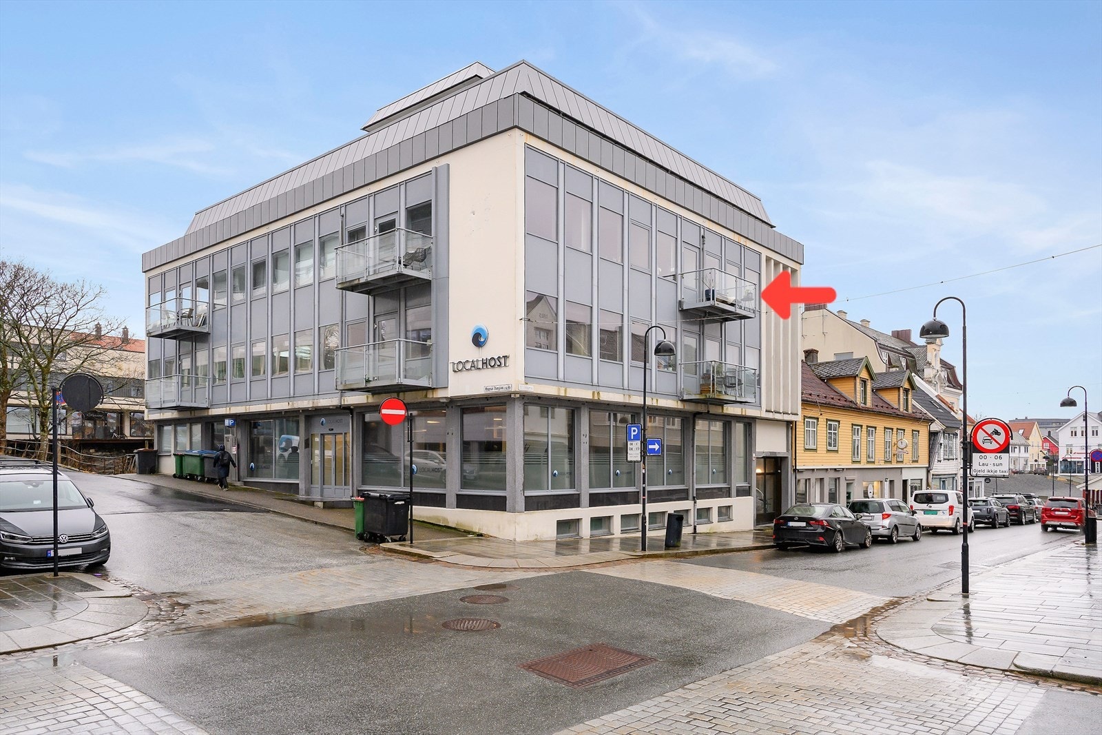 Hovedinngang er fra Strandgata og parkeringsplassen finner du bak bygget i Bankhola Galleribilde