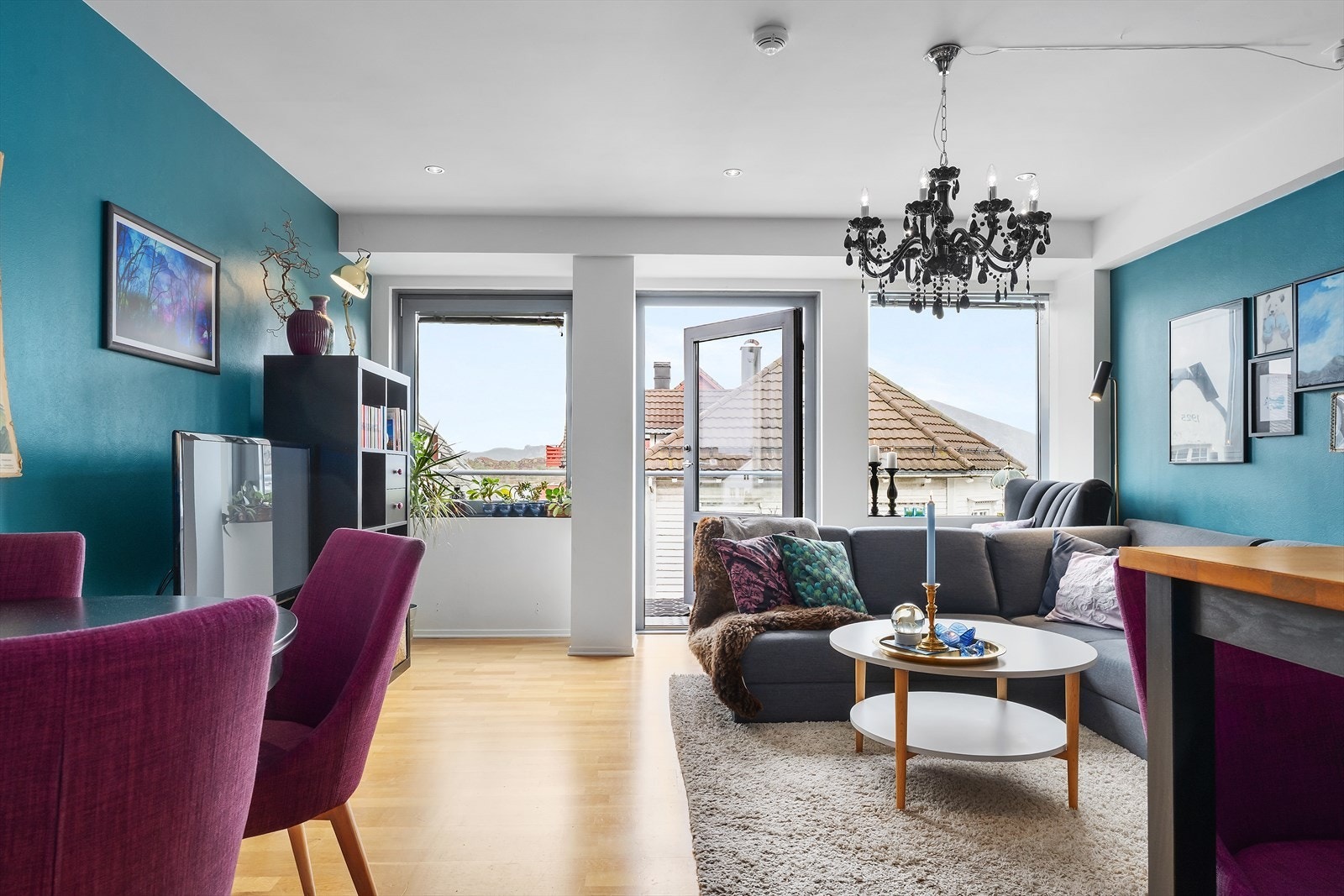 Felleskostnader (kr 5218,-) inkluderer kommunale avgifter, eiendomsskatt, renovasjonsgebyr, fiber internett ( Enivest 100/100 mbit), renter og avdrag lån, festeavgift, vedlikehold og driftskostnader bl.a byggforsikring. Kjøper må tegne innboforsikring. Galleribilde