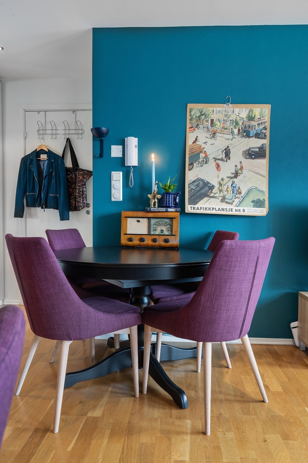 Leiligheter består av gang/kjøkken med åpen løsning til stue, bad/vaskerom og hovedsoverom. Fra stue har du tilkomst til nordvendt balkong. Leiligheten disponerer også bod i bygget. Galleribilde