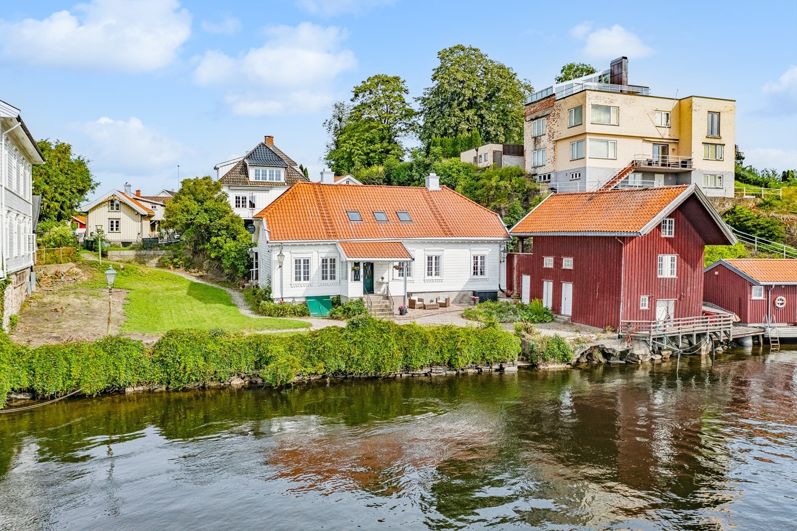 Felles adkomstvei. Det er gitt rammetillatelse til opparbeidelse av parkeringsplass på eiendommen med tilhørende støttemur av 18.02.2026. Galleribilde