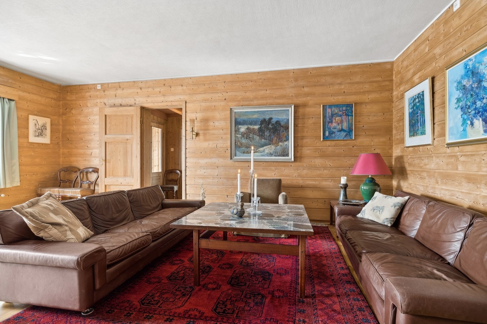 Stuens gode størrelse gir flere alternativer mtp møblering. Galleribilde