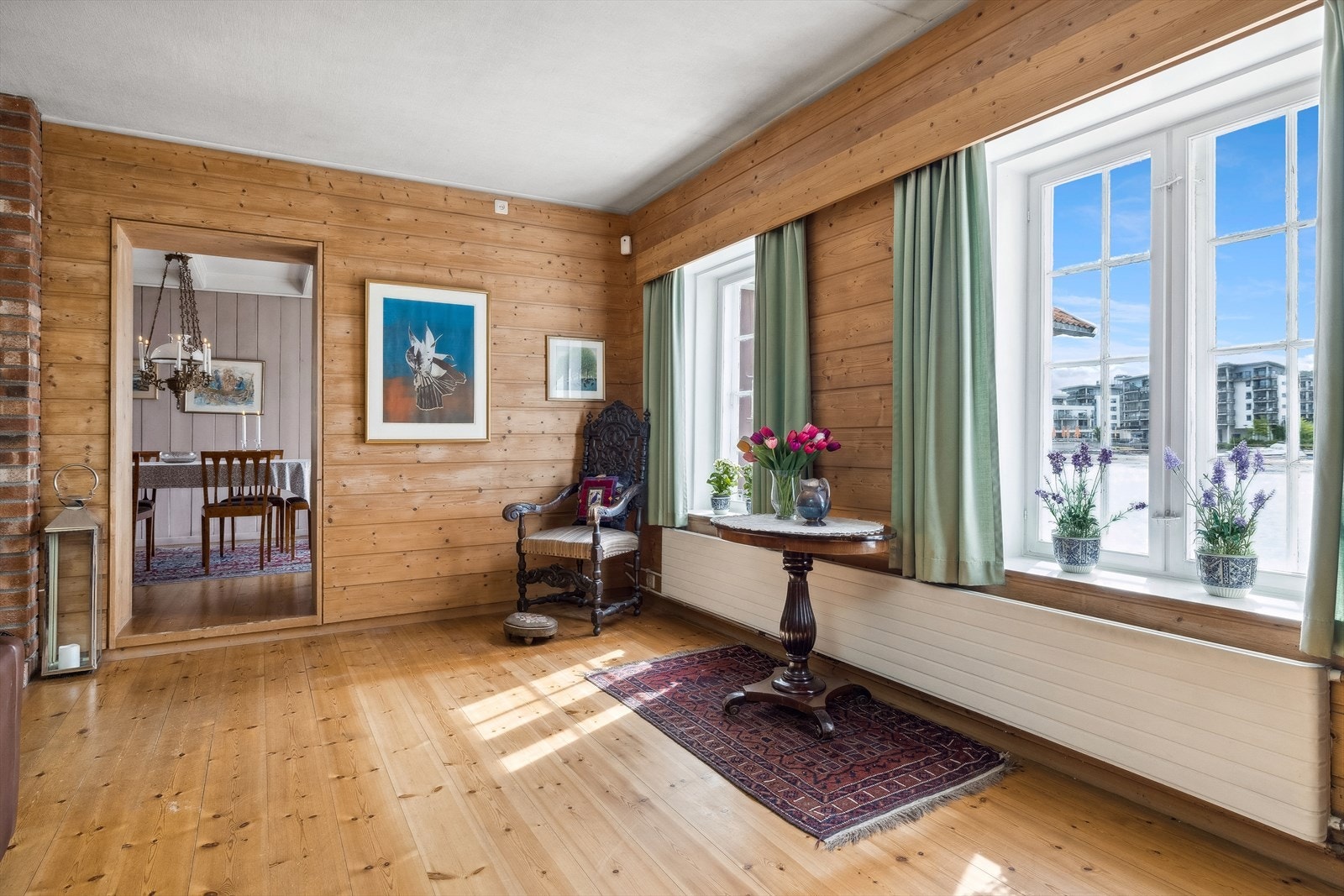 Legg merke til den herlige utsikten mot elven, Bratsberg brygge og sentrum. Store vindusflater som slipper inn mye naturlig lys. Galleribilde