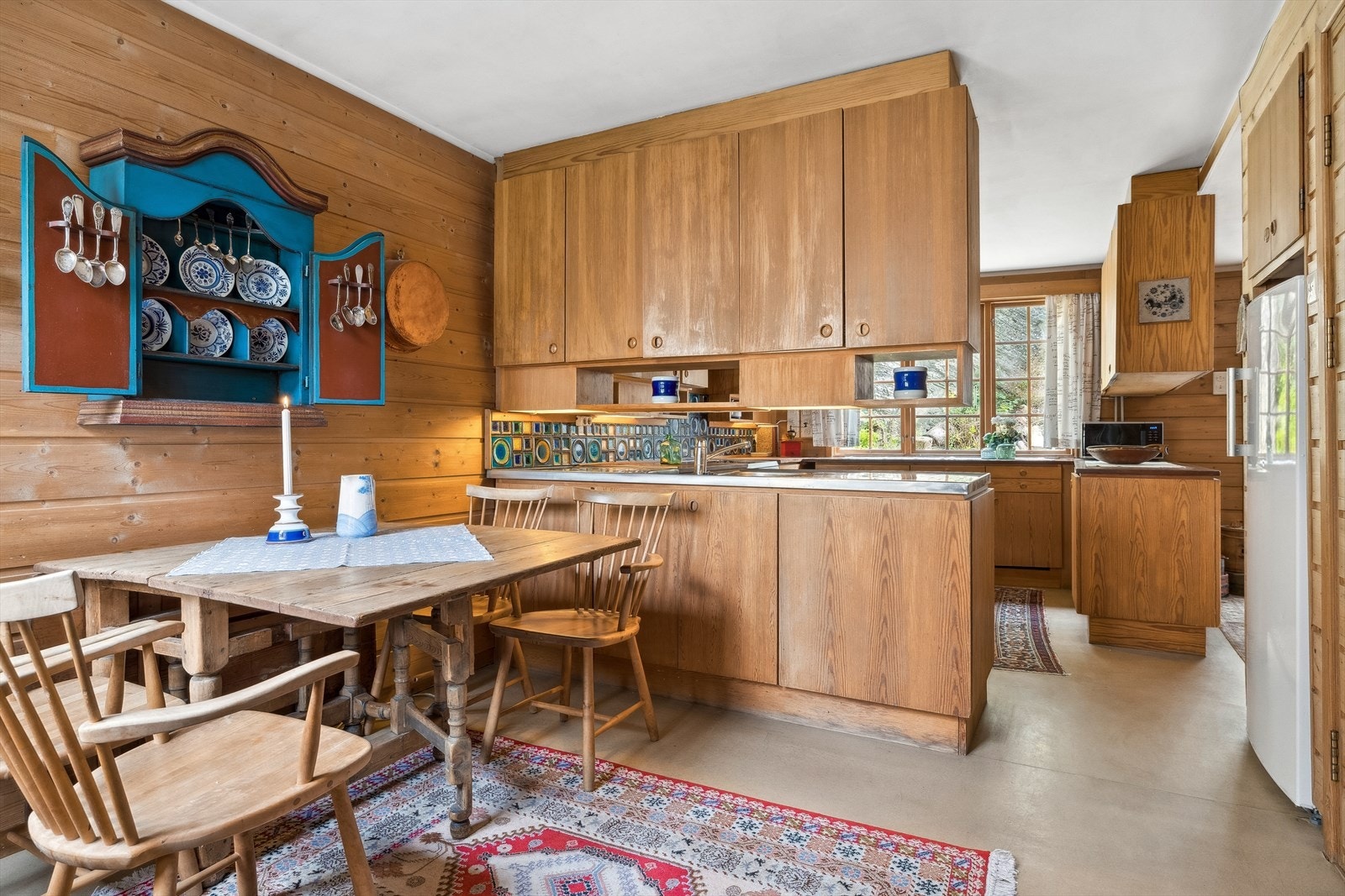 Kjøkkenet er romslig og har god plass til spisebord - familiens samlingspunkt. Galleribilde