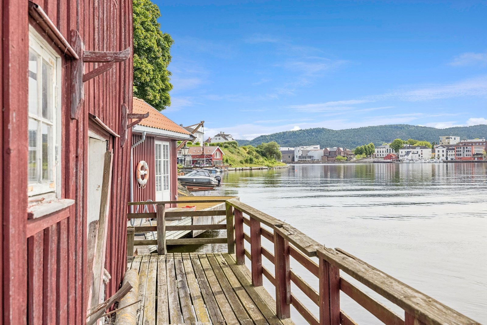 Her kan man på egen brygge nyte utsikten og båtlivet, og med egen båt komme raskt ut til kysten og en flott skjærgård. Galleribilde