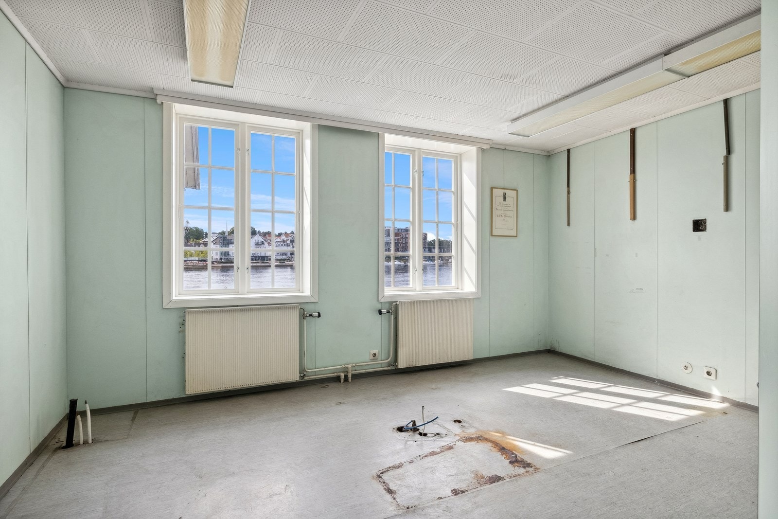 Rommene som i dag er betegnet som kontor/stue, har i sin tid rommet tannlegekontor med egen inngang og venterom. Galleribilde