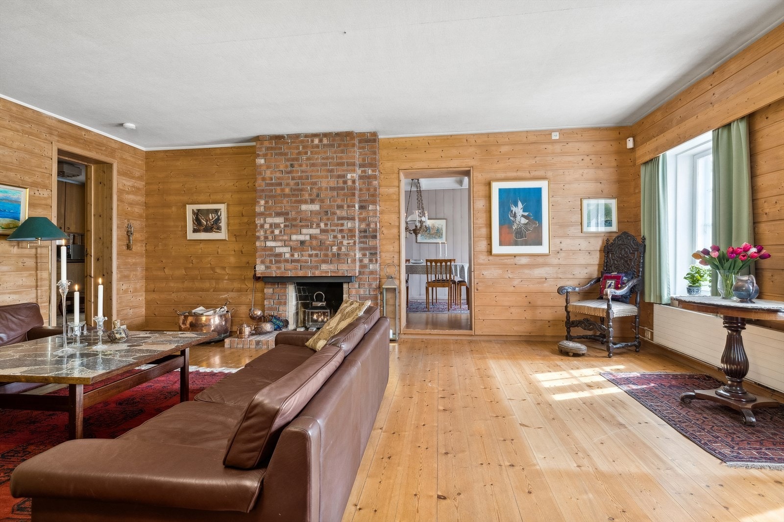 To sammenhengende store stuer, begge med tilgang til kjøkken. Galleribilde