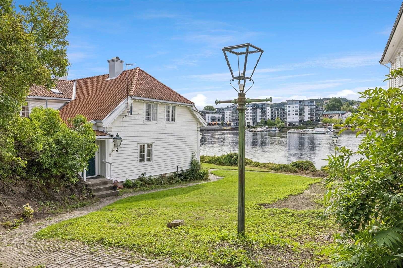 En sjeden mulighet langs elven - Nær sagt "sørlandsidyll" midt i byen. Galleribilde