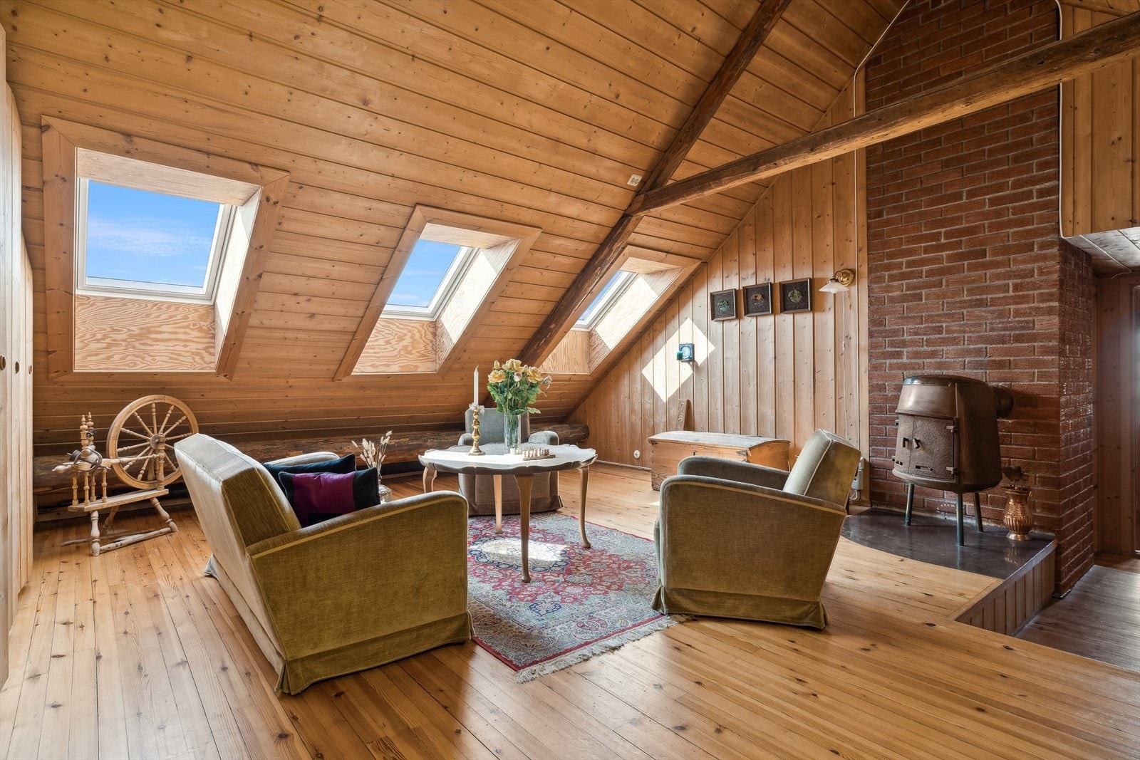 Denne sjarmerende loftsstuen gir ekstra spillerom og privatliv for barnefamilier. Vedovn gir lun og god varme på kalde vinterdager. Galleribilde