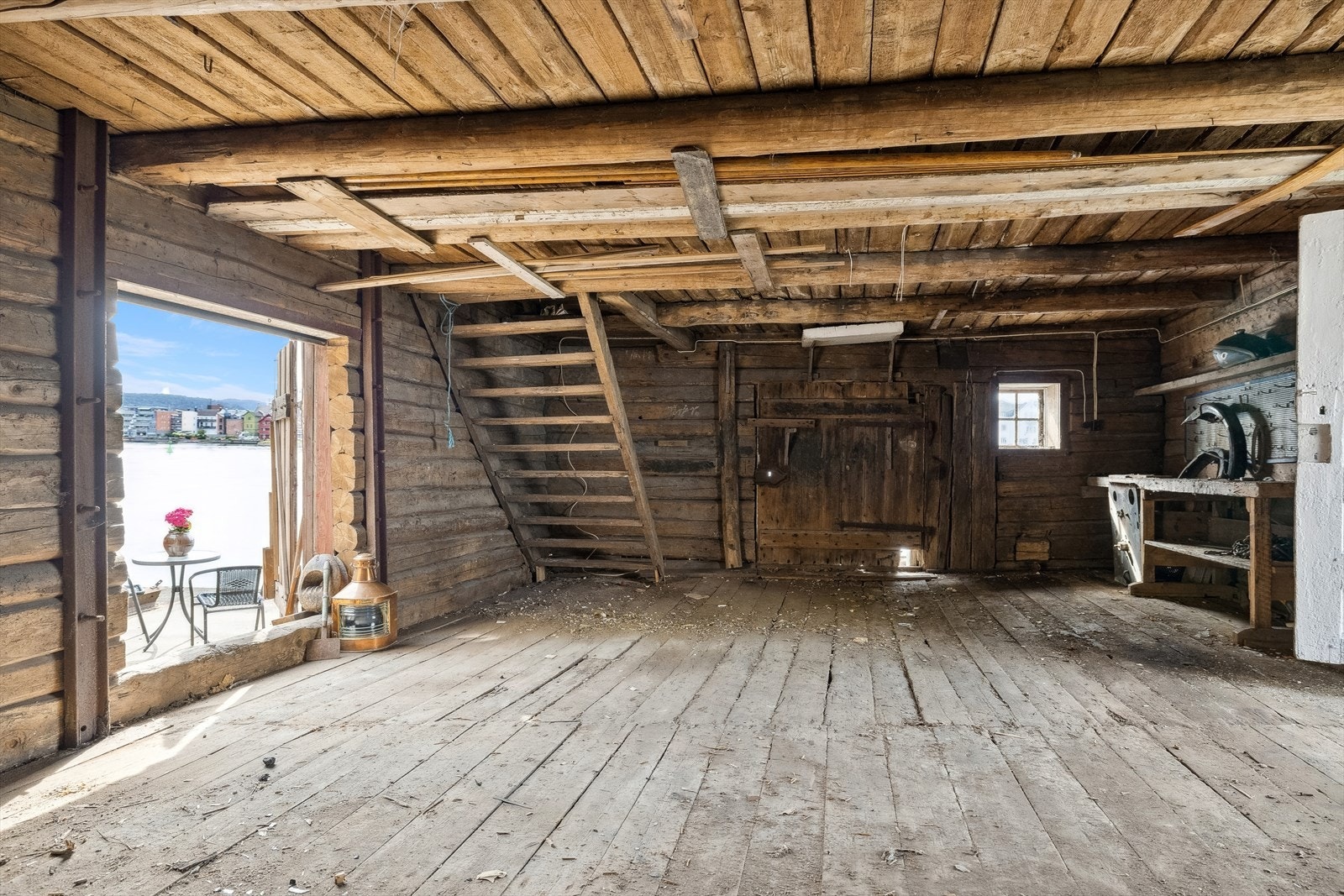 En av de få gamle sjøboder langs Porsgrunnselven, og en sjeldenhet i byen - Sjøboden fra 1750 er godt bevart, går over 3 plan og har et areal på hele 111 kvm. Galleribilde