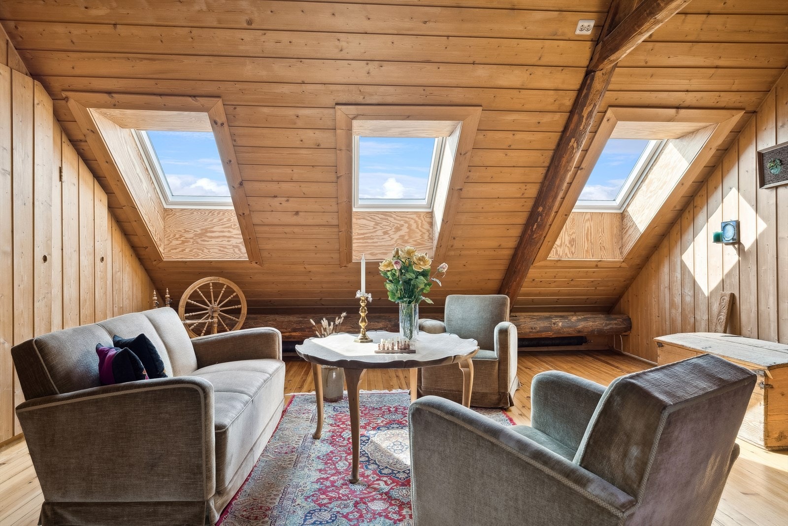 Store takvinduer, slipper inn rikelig med naturlig lys. Galleribilde