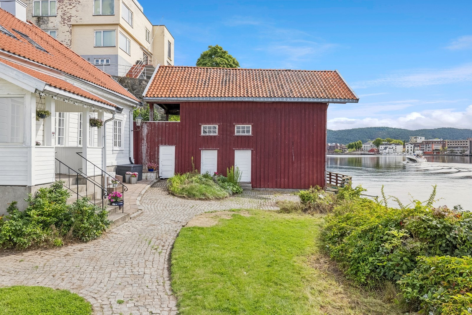 Kort vei over Porsgrunnsbrua til sentrum, diverse butikker, kafeer og restauranter, kultur og uteliv - En levende by! Galleribilde