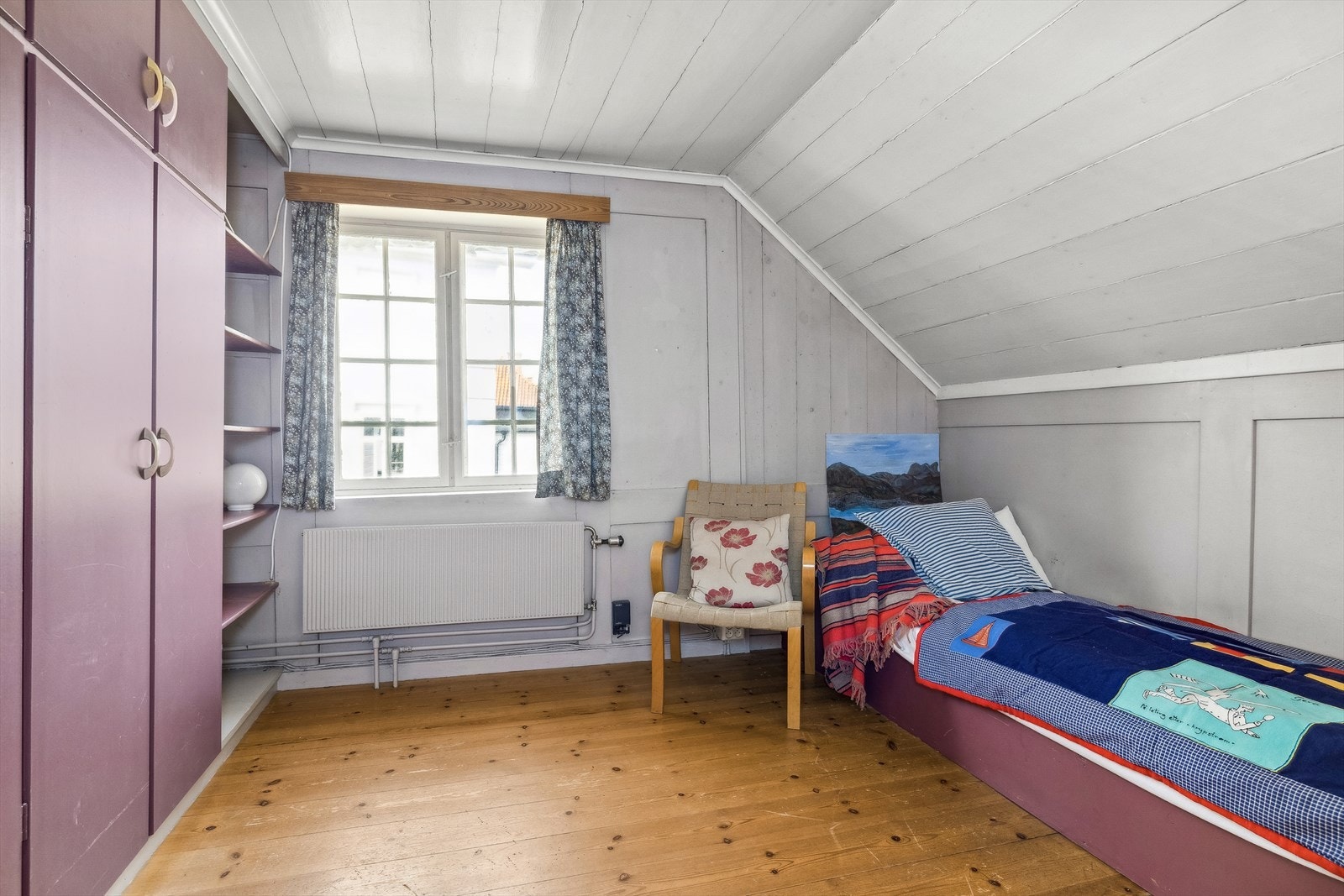 Soverommene har gode lagrinsmuligheter - Plassbygde garderobeløsninger og knekott. Galleribilde