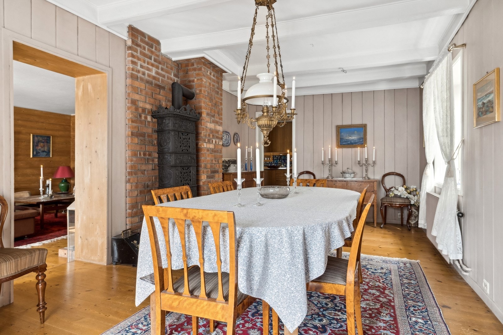 Spisestuen har stilfull eldre etasjeovn. For øvrig gode oppvarmingskilder som sentralvarmeanlegg med radiatorovner. Energivennlig. Galleribilde