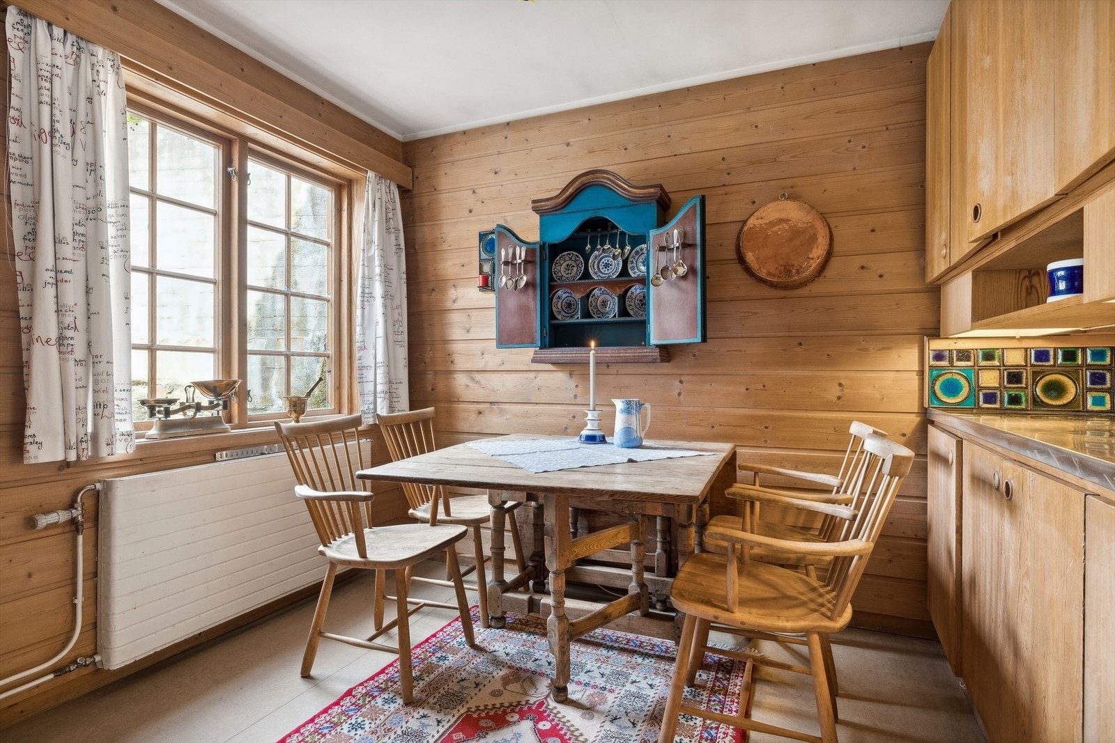 Romslig kjøkken med god plass til spisebord - Store vindusflater - Lyst og trivelig - Familiens samlingspunkt. Galleribilde