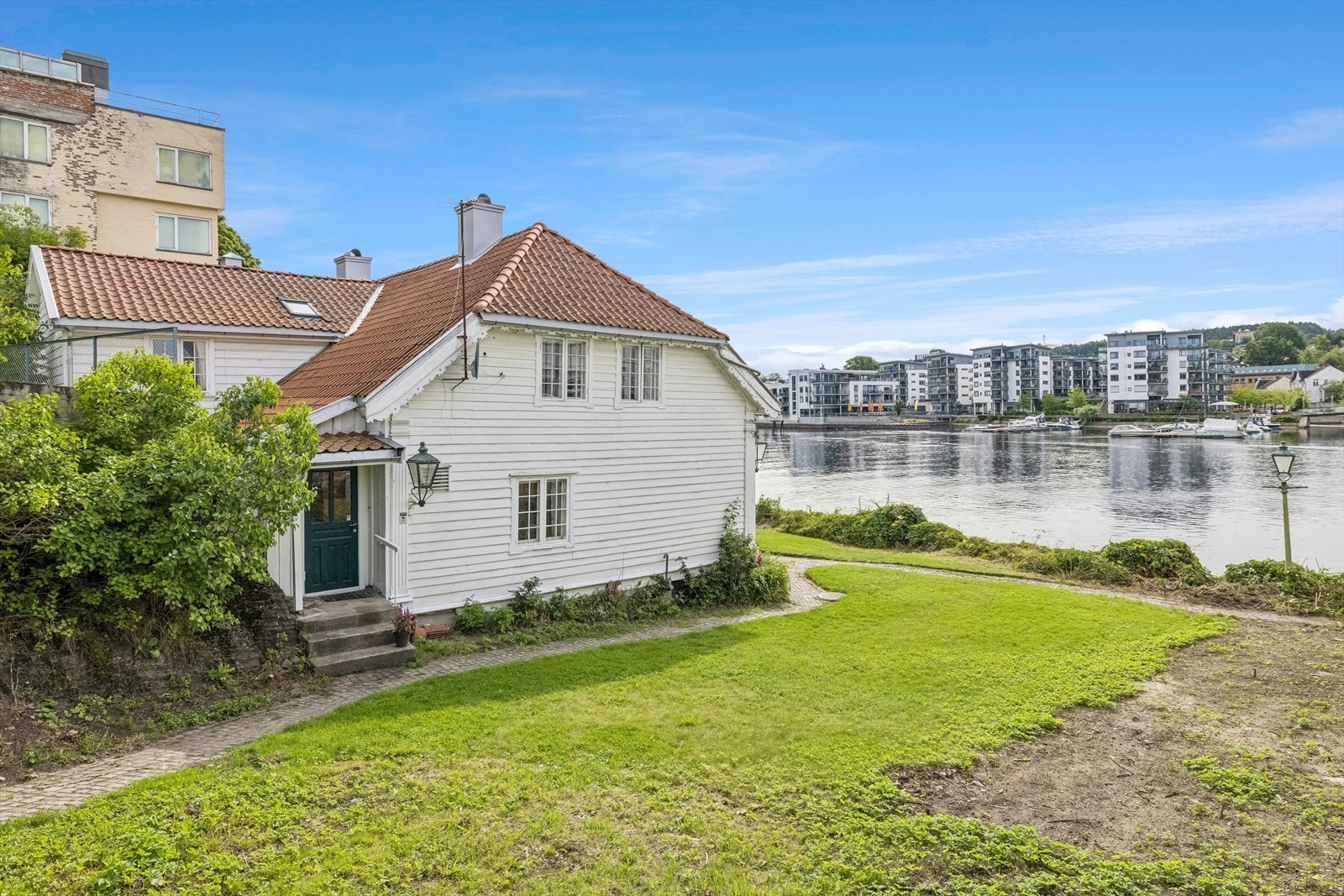Nærområde med bl.al. utsiktspunkt på Lysthusåsen og turterreng ved Kverndammen, Skipperåsen og Frydentopp - Lysløype på 2,8 km. Galleribilde