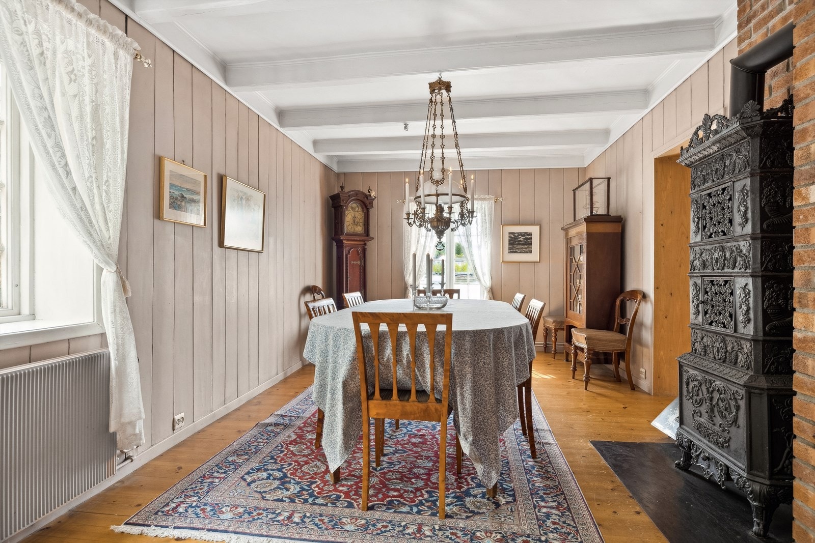 Innbydende spiseplass som kombinerer stil og komfort, perfekt for sosiale sammenkomster og hyggelige måltider med venner og familie. Galleribilde