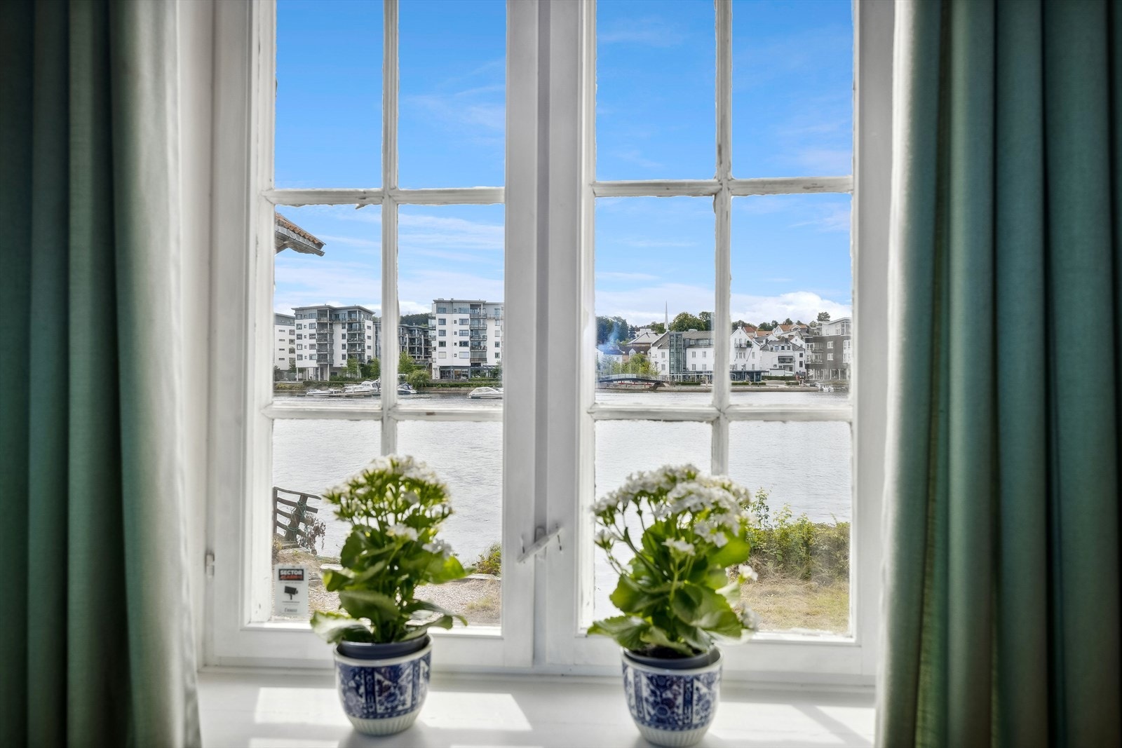 Et levende bymiljø rett over elven, kombinert med den rolige, maritime stemningen som kjennetegner denne delen av Porsgrunn. Galleribilde