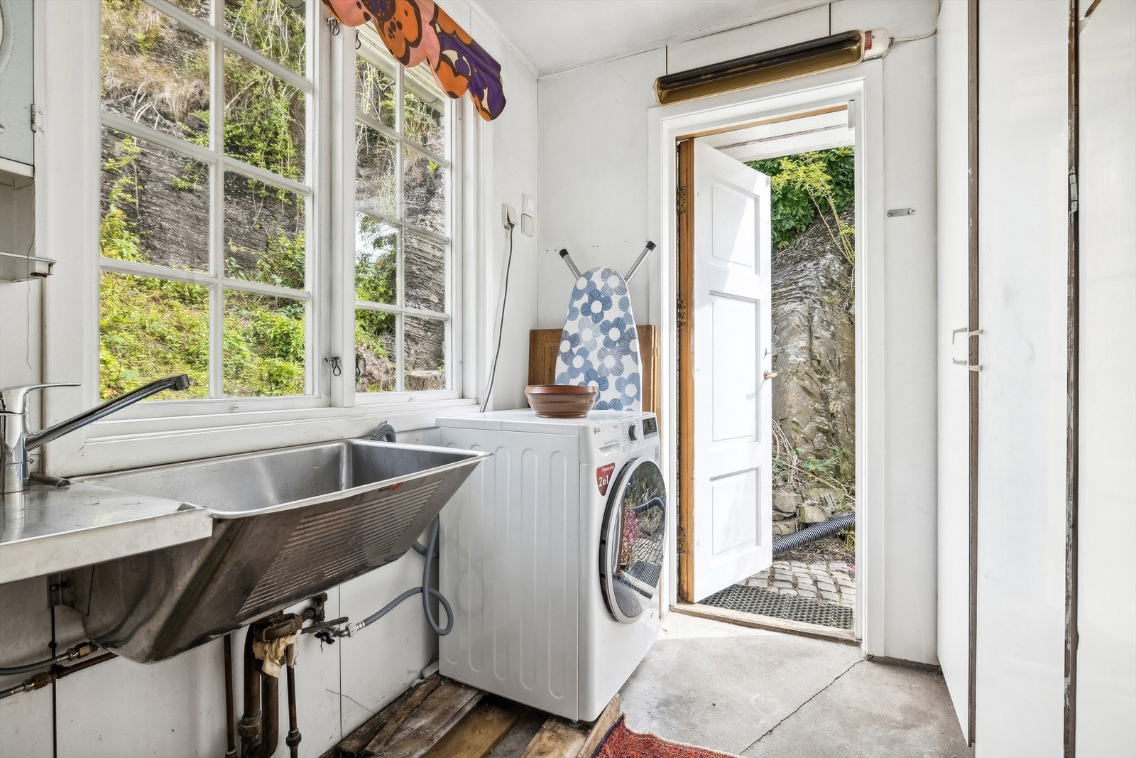 Vaskerom med direkte utgang til hage. Behov for oppgradering. Galleribilde