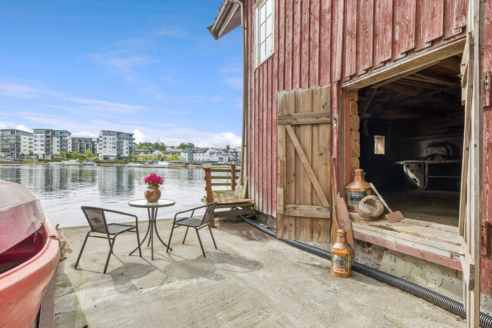 Idyll langs elven. Galleribilde