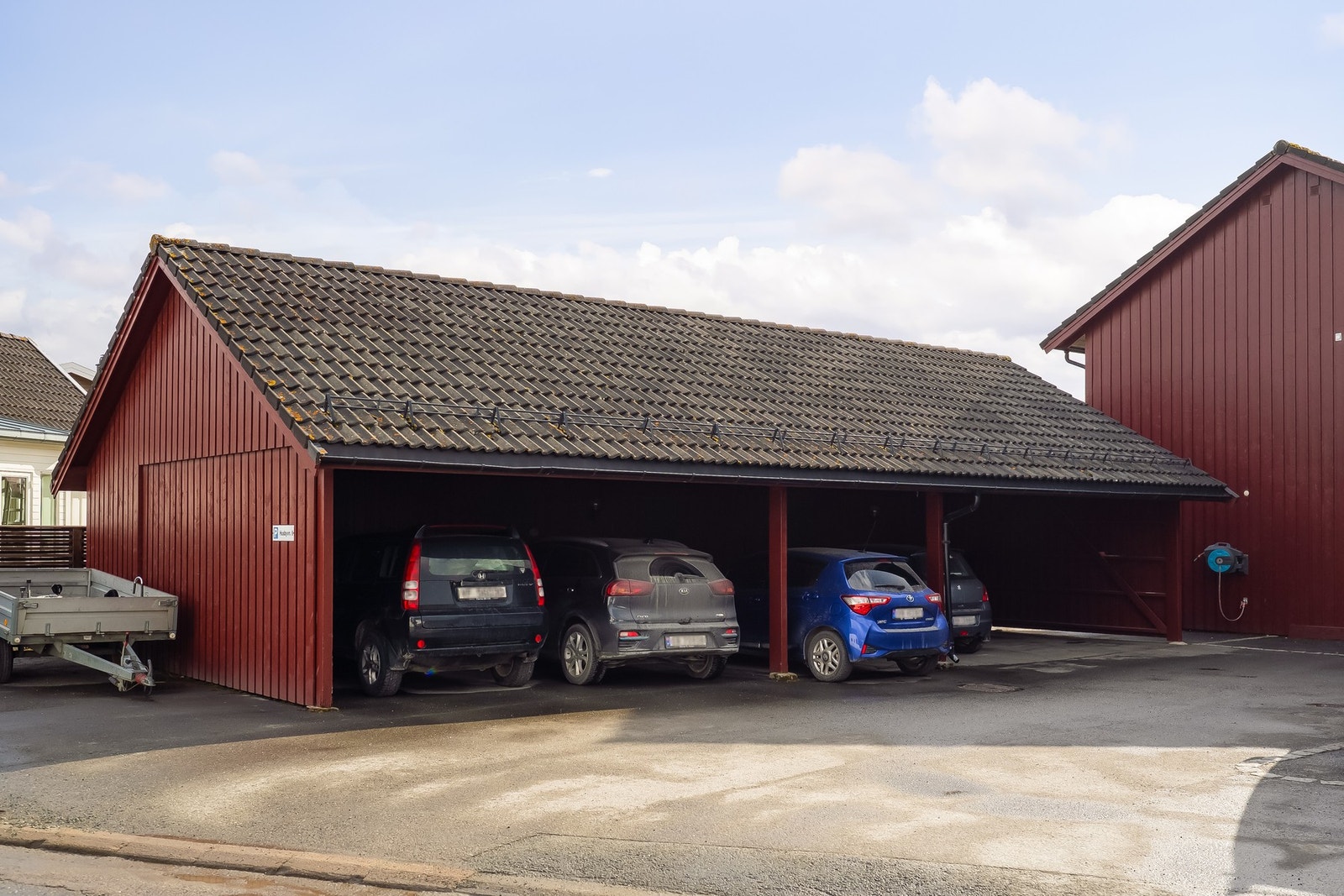 Leiligheten har plass i carport med sportsbod. Det er også gjesteparkering. Galleribilde