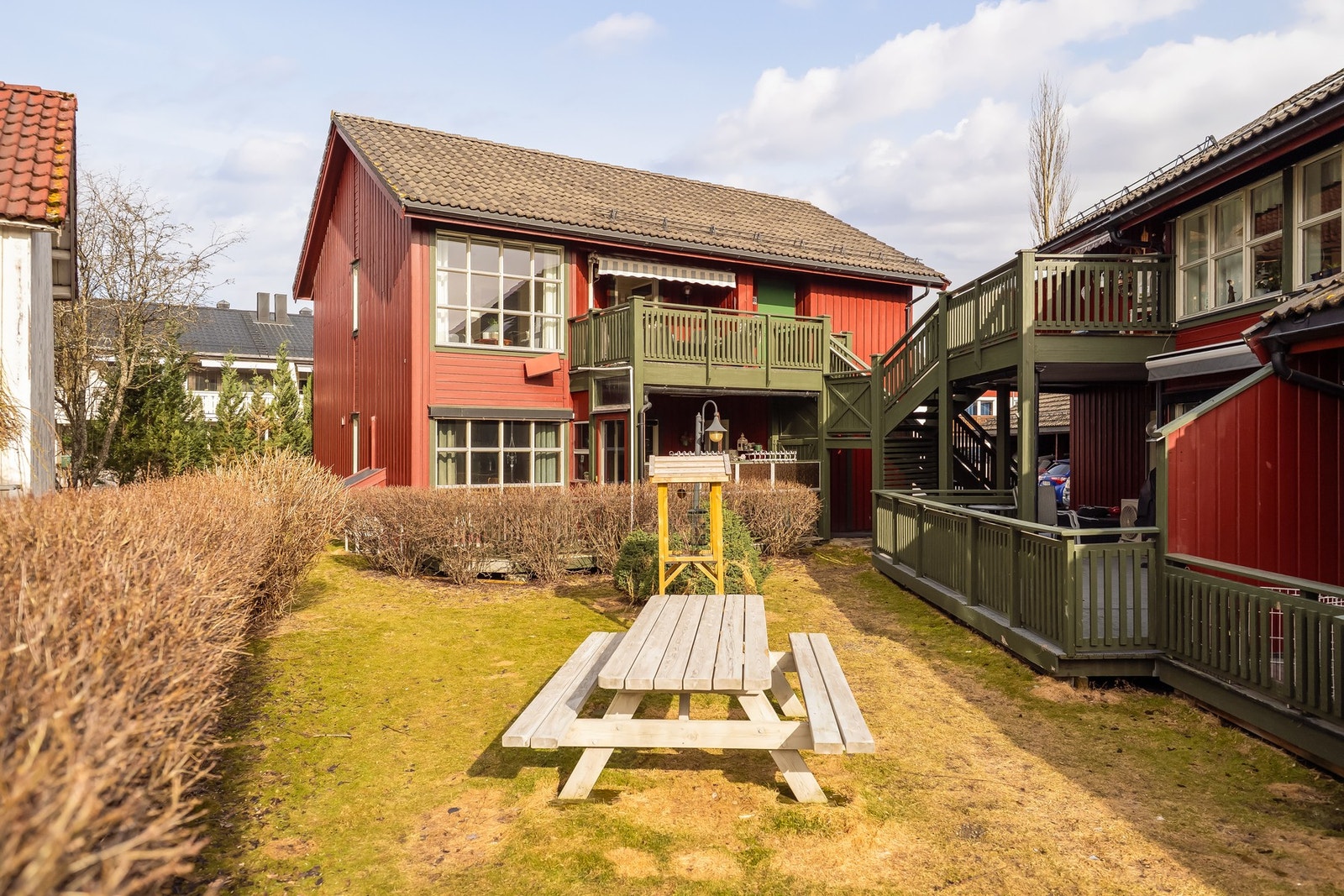 Dette er et trivelig sameie i en rolig gate, hvor man har flott felles grøntareal og fine omgivelser, samtidig som det kun er en kort spasertur unna de fleste fasiliteter i sentrum. Galleribilde