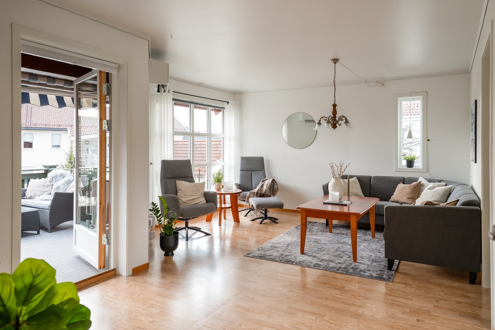 Leiligheten har en velholdt standard med stor stue som har godt gjennomlys fra store vinduer. Galleribilde