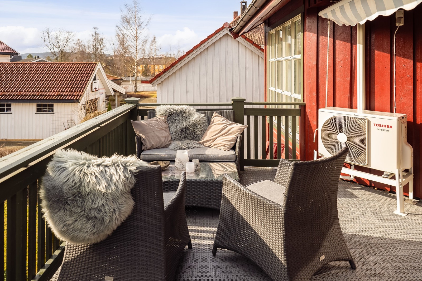 Veranda er på hele 13 kvm med god plass for utemøbler. Ligger mot sørvest som sikrer gode solforhold gjennom dagen. Galleribilde