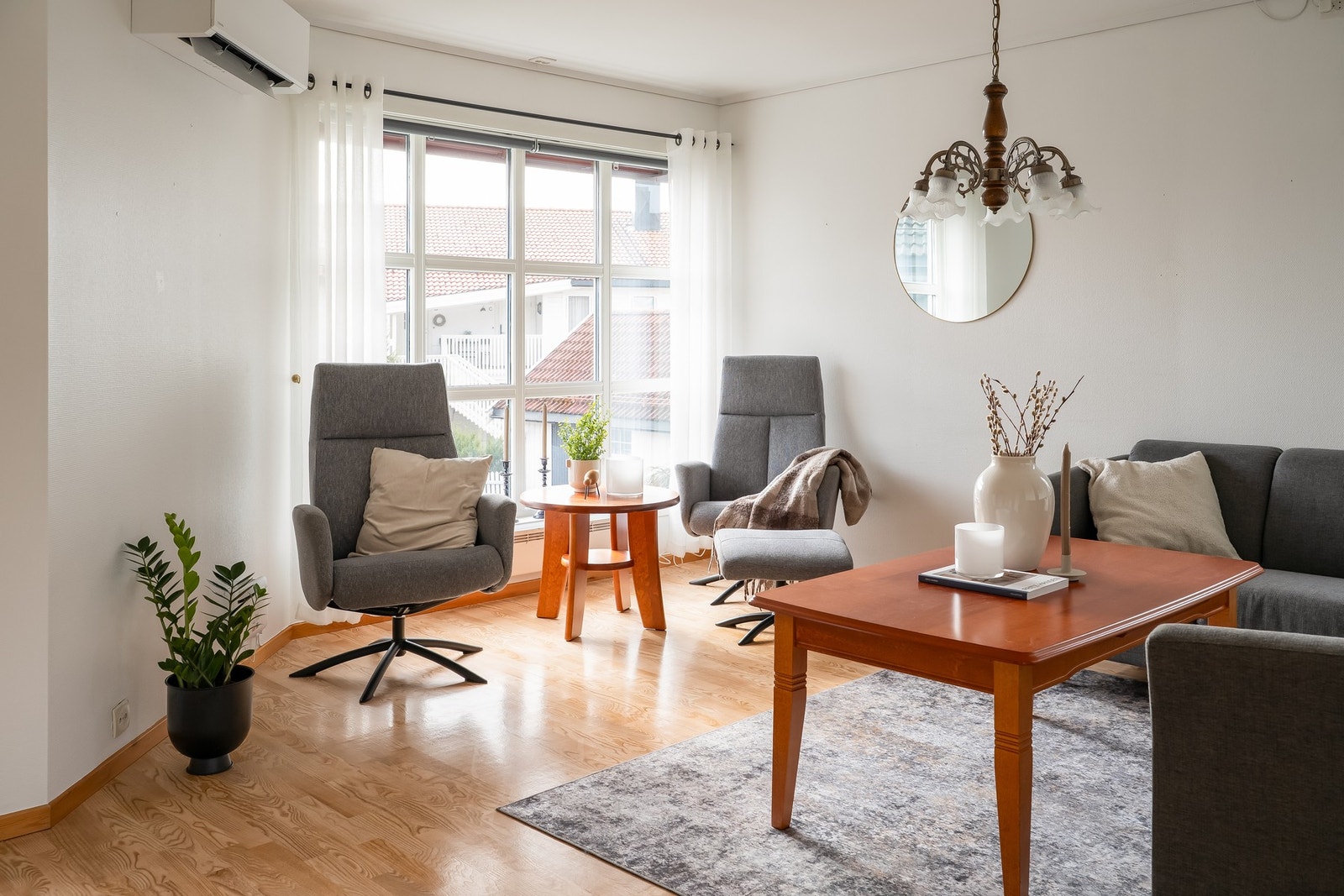 Her er det god plass for flere sittegrupper. Det er varmepumpe montert i 2021 som sikrer god oppvarming, og evt. nedkjøling sommerstid. Galleribilde