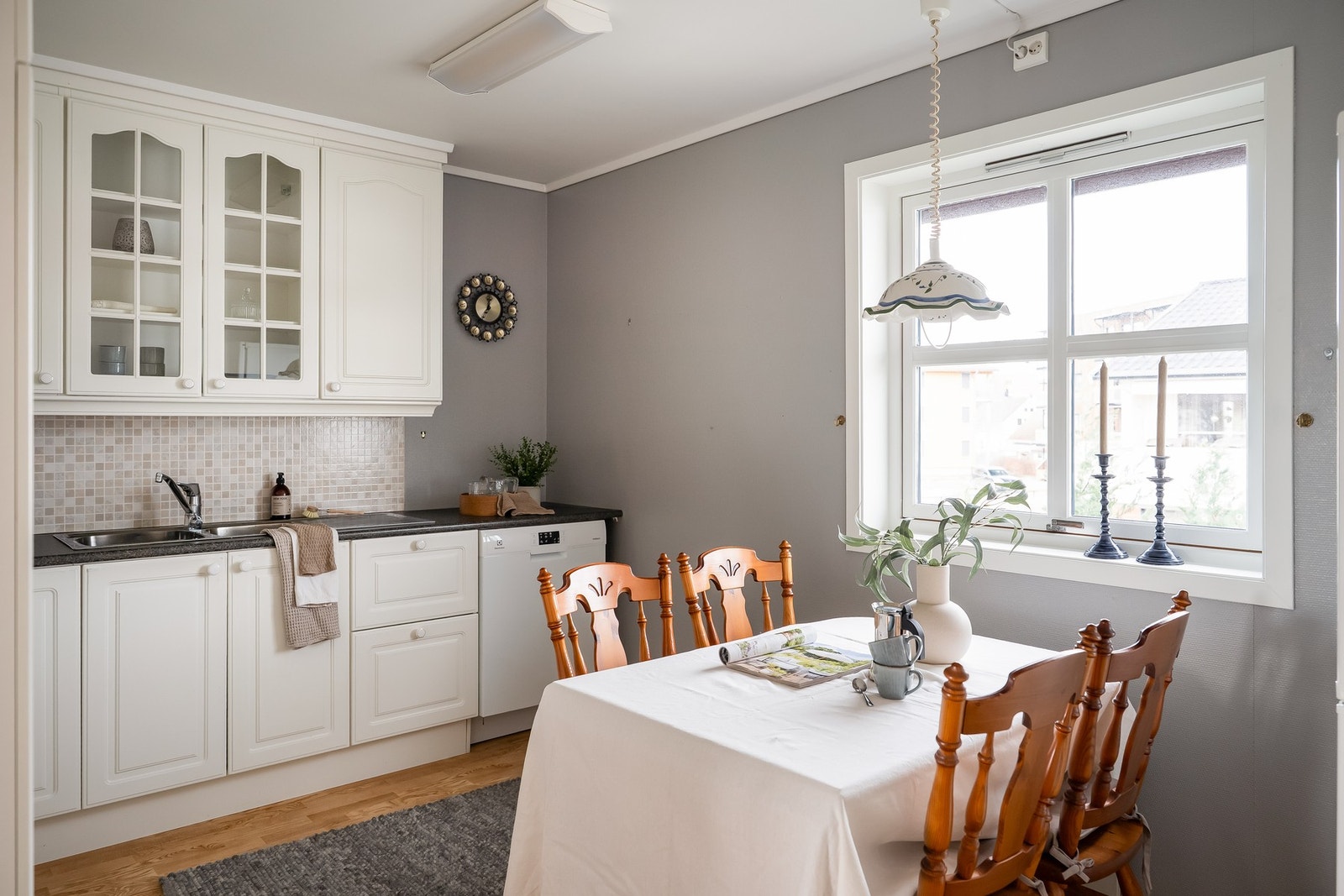 Kjøkkeninnredning i god stand med tidløse stil. Takhøye skap og god benkeplass. Galleribilde