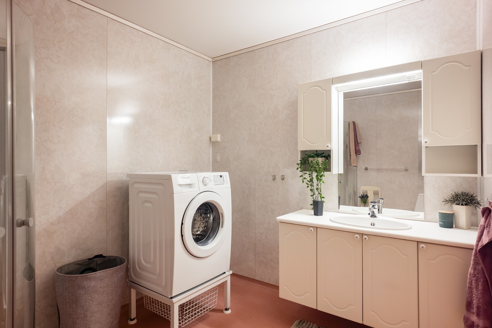 Her finnes innredning, dusj, wc og opplegg for vaskemaskin. Galleribilde