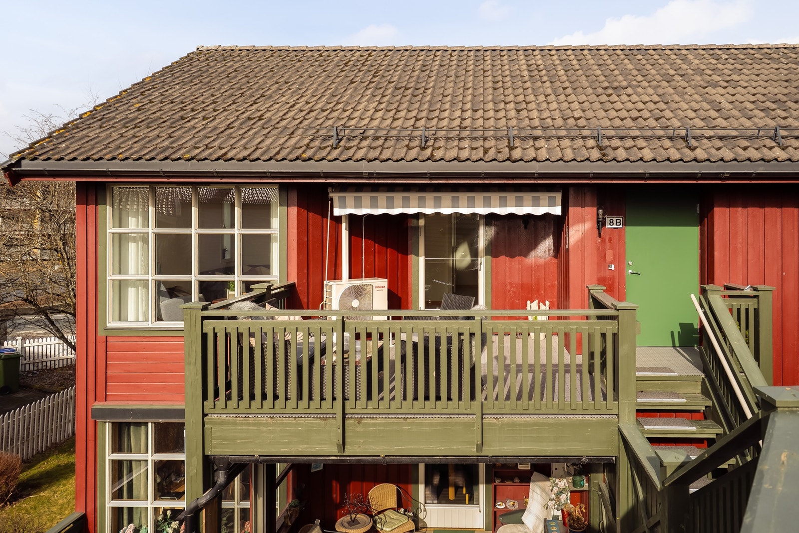 Leiligheten har fin hjørnebeliggenhet i 2. etasje. Det er velvis takoverbygg på veranda samt markise. Galleribilde