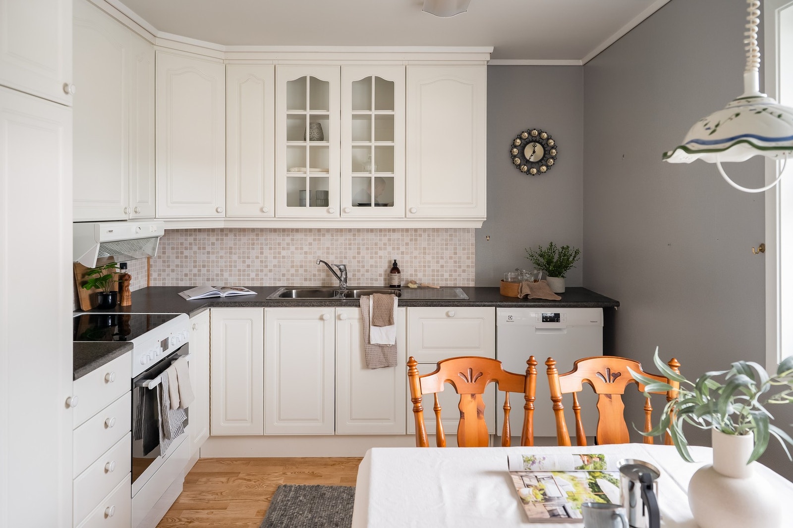 Videre inn til kjøkken har man plass for spisebord. Kjøkken ligger delvis åpent fra stue, men fint til i eget rom. Galleribilde