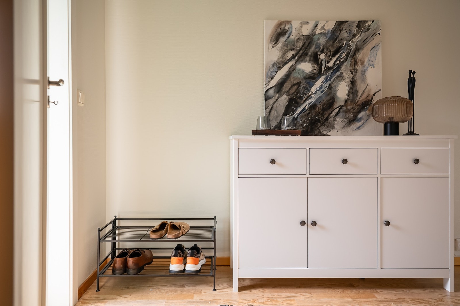 Gang med plass for kommode og oppheng av yttertøy. Galleribilde