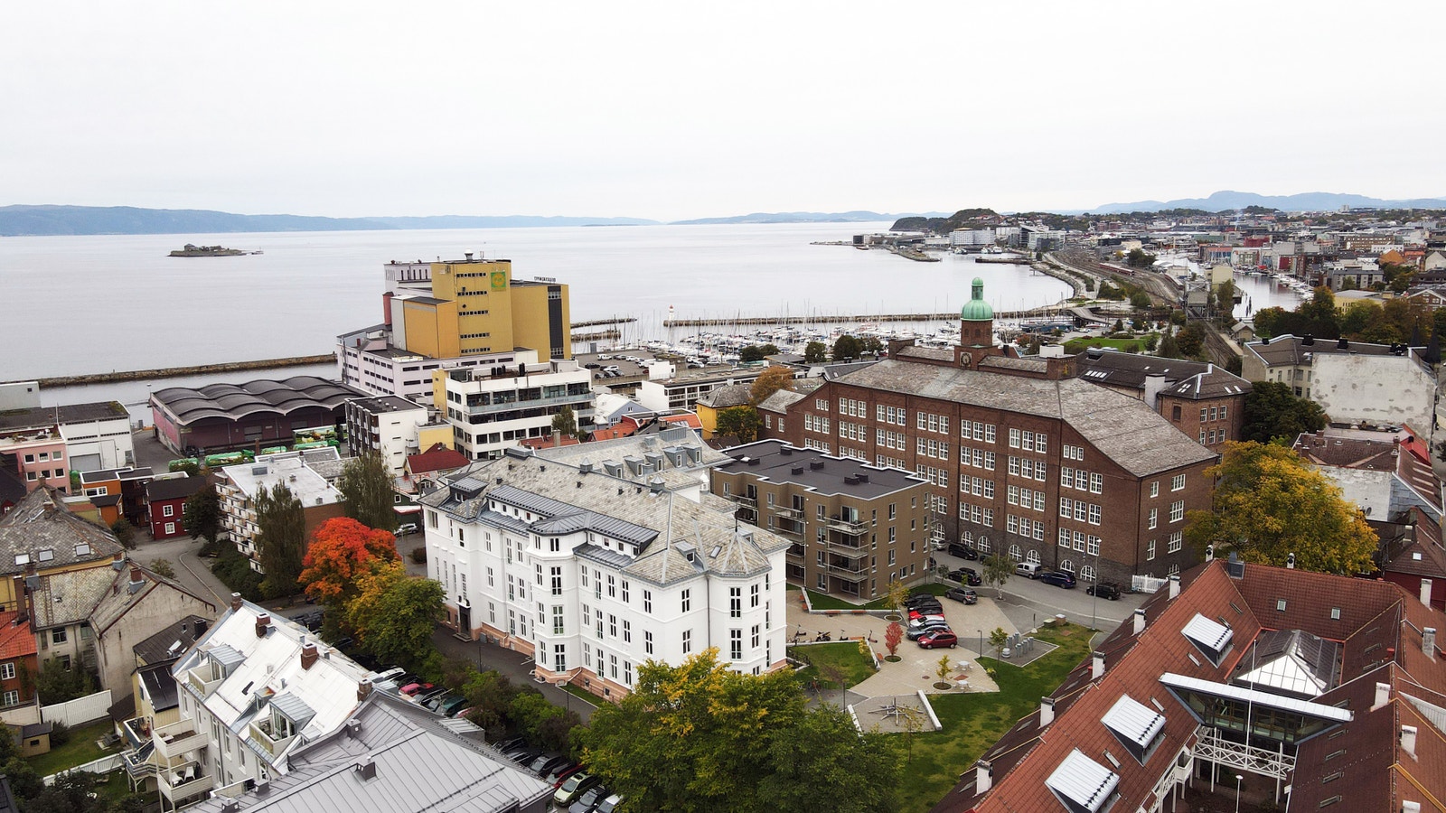 Eiendommen ligger sentralt plassert på ila i Trondheim. Med kort vei til byens studiesteder og Trondheim sentrum. Galleribilde