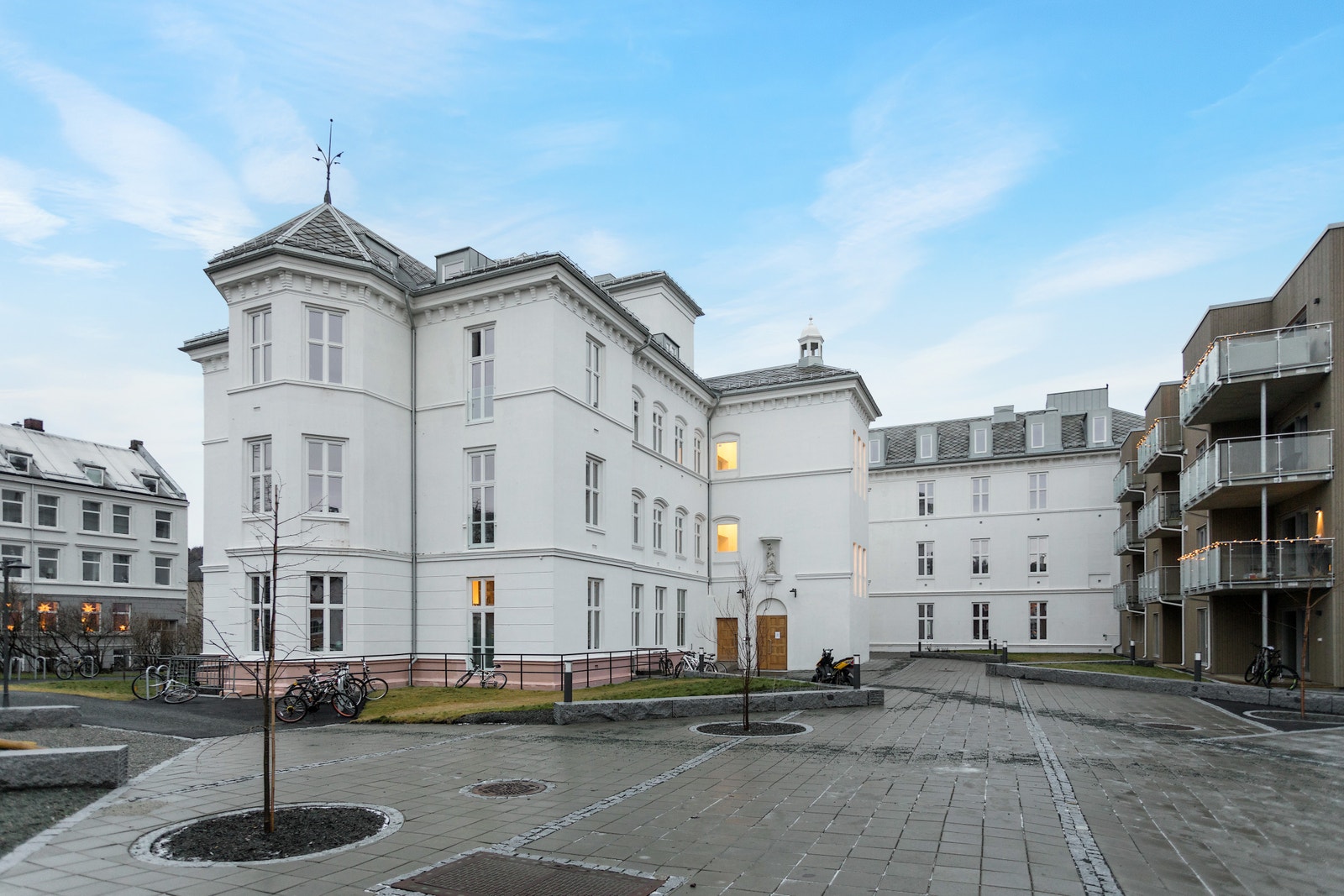 Eiendommen inneholder 58 leiligheter, med et bredt utvalgt i ulike leilighetstyper (Fra 1 soverom til 5 soverom) Galleribilde