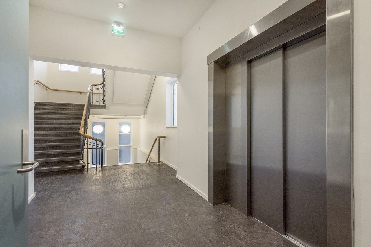 Bilde fra fellesarealer. Heis i bygget. Alle boenheter disponerer bod i byggets underetasje. Galleribilde