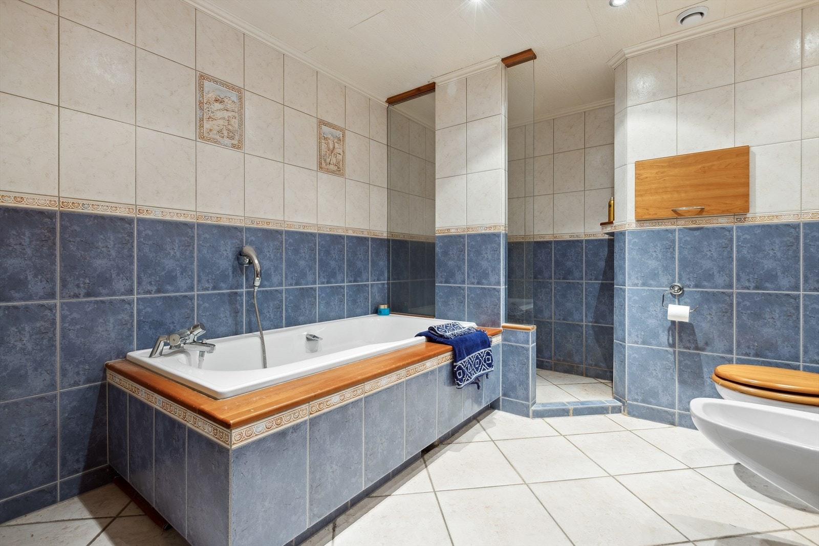 Baderommet er pusset opp i 1996 med fliser i gulv. Galleribilde