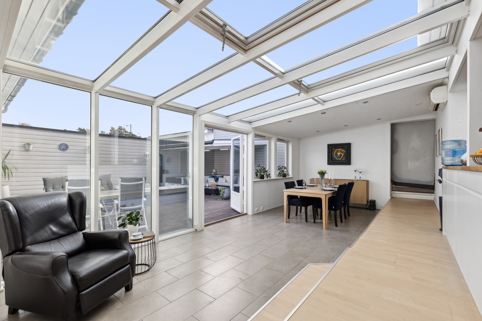 Boligen er utvidet med innglasset overtak og gulvvarme under fliser. Galleribilde