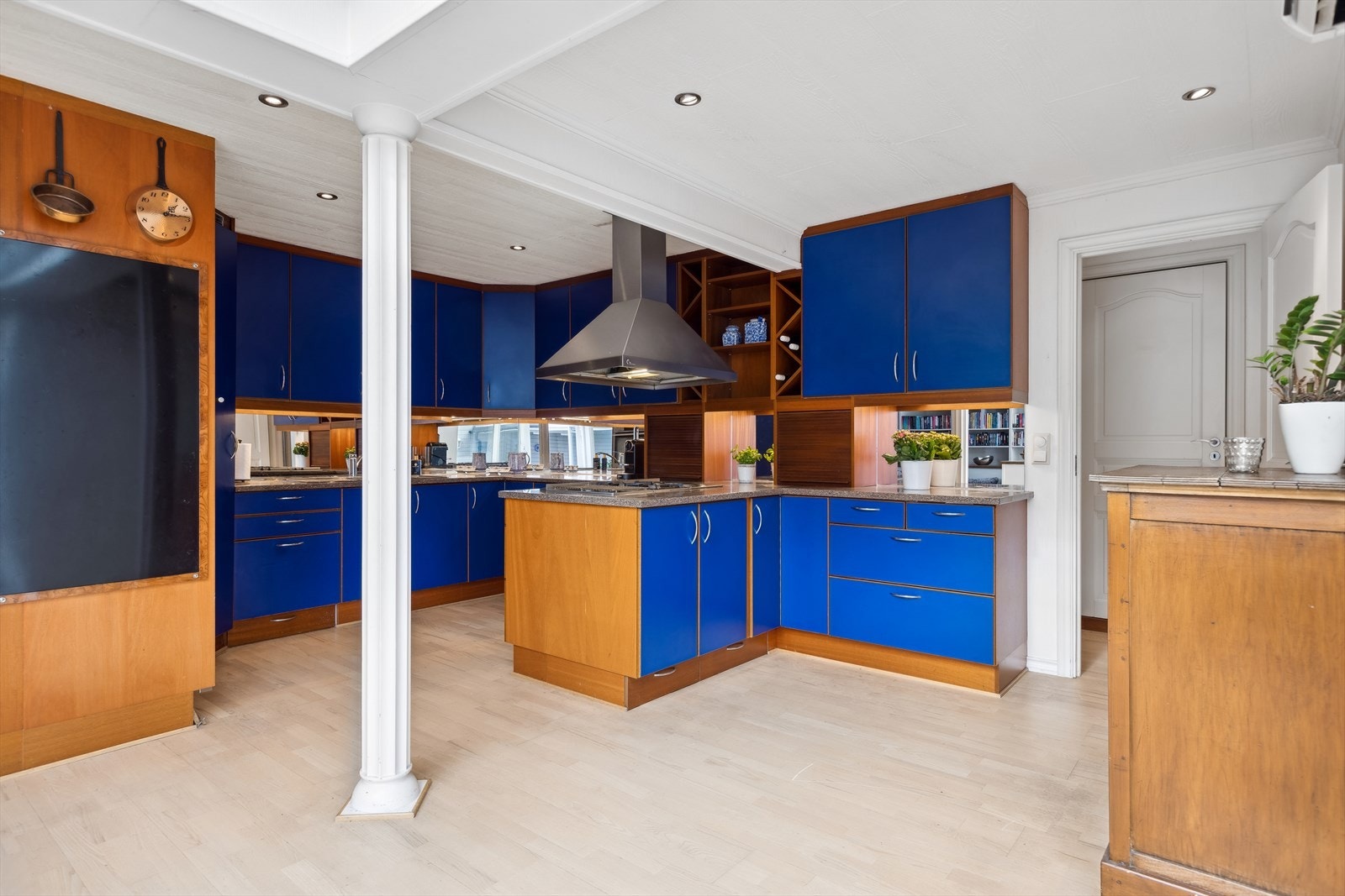 Kjøkkenet består av stekeovn, platetopp + gassbluss, kjølehjørne og oppvasksmaskin er integrert i innredningen. Galleribilde